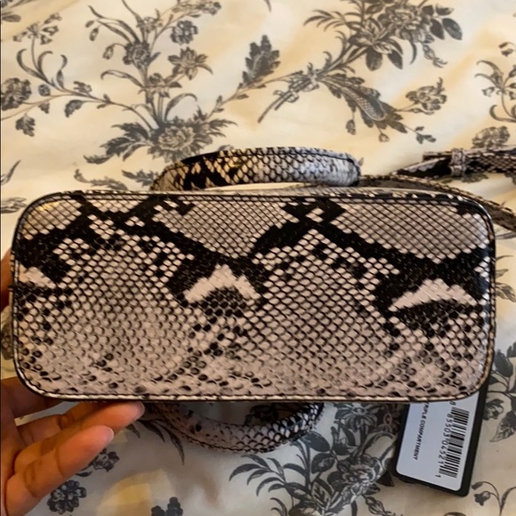 BRAND NEW Guess mini purse - Picture 4 of 4